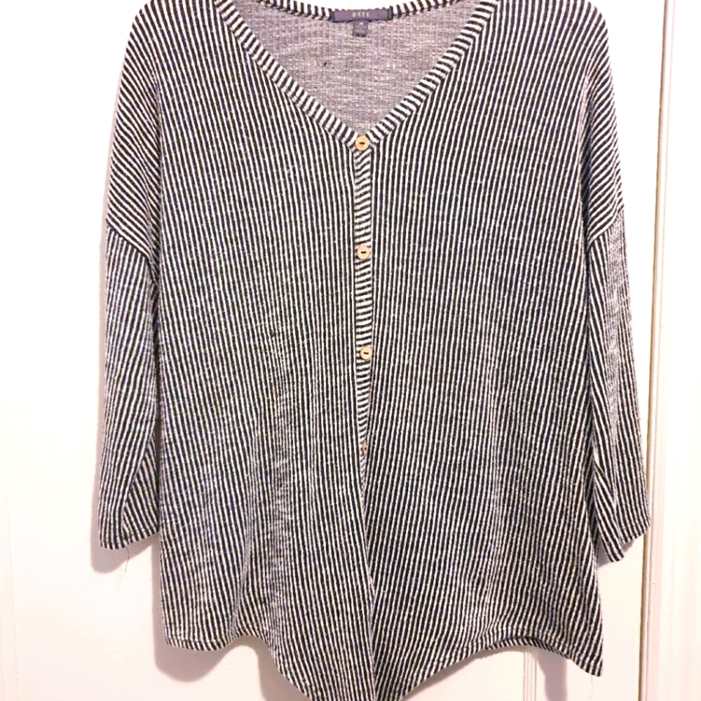 3/4 Sleeve, Black & White Striped, Ties at bottom